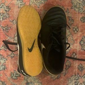 Indoor soccer shoes